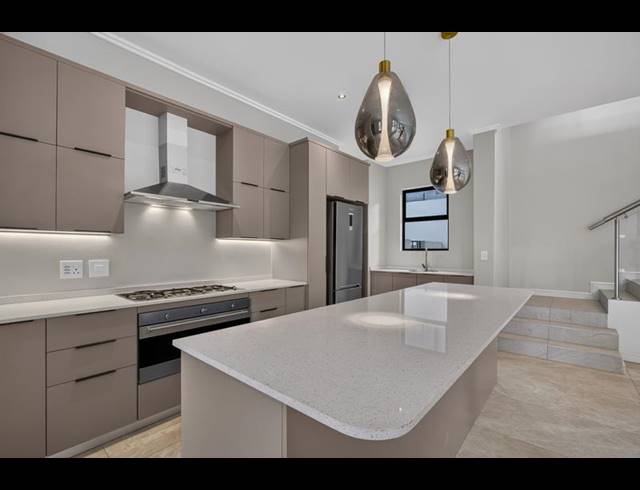 4 BEDROOM TOWNHOUSE FOR SALE IN BRYANSTON